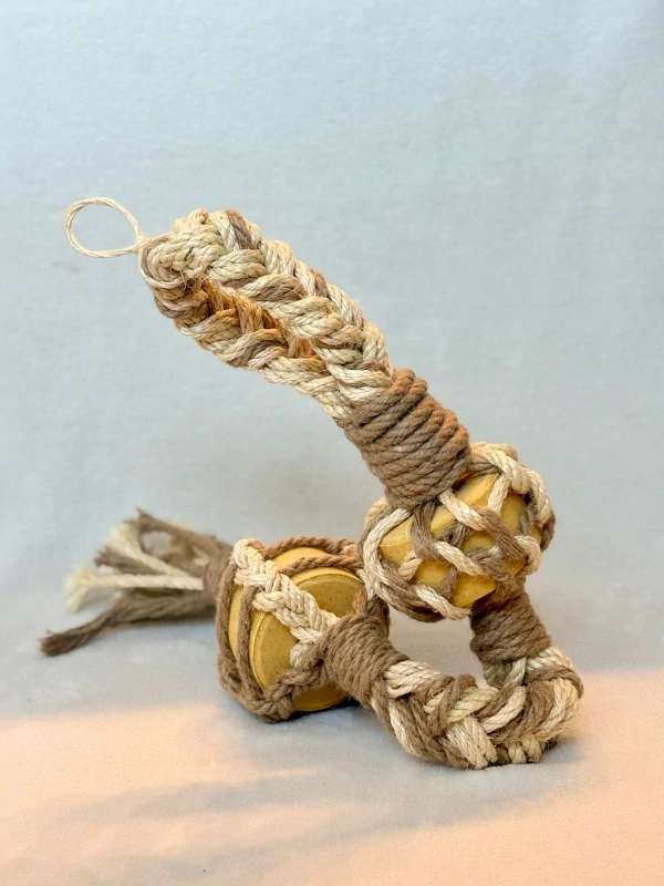 HryzLiz - trvanlivá hračka pro koně do boxu i ven s minerálním lizem Lolly Lick (Balení 3 kg)