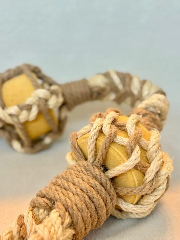 HryzLiz - trvanlivá hračka pro koně do boxu i ven s minerálním lizem Lolly Lick (Balení 3 kg)